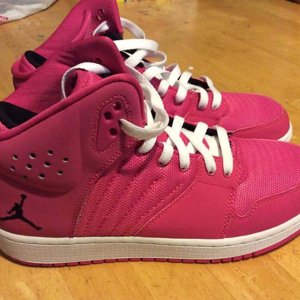 Pink Jordans (do not buy, holding for schayd91897)